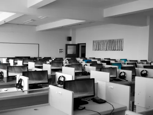 Wyposażenie stanowiska pracy — co się liczy najbardziej