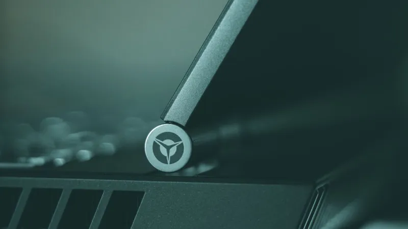 Test zawiasów i obudowy przed wystawieniem laptopa