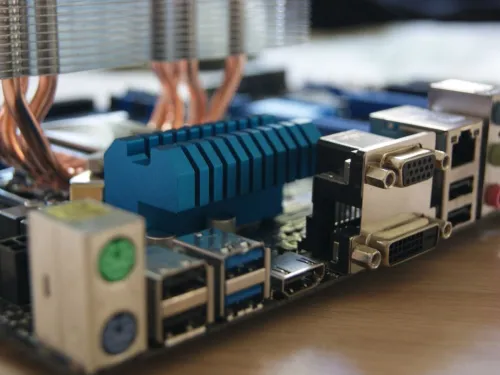 Monitor do dwóch komputerów — przełączanie sygnału