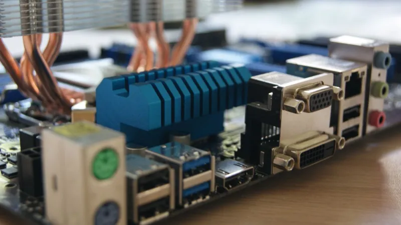 Monitor do dwóch komputerów — przełączanie sygnału