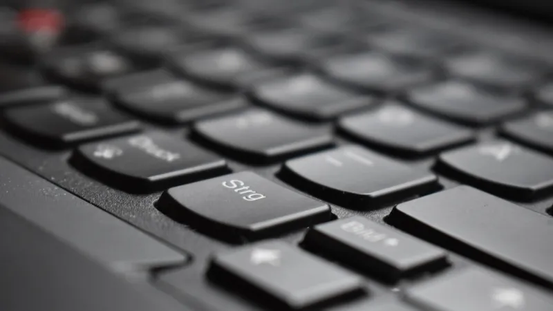 Waga laptopa przy pracy zdalnej w różnych miejscach